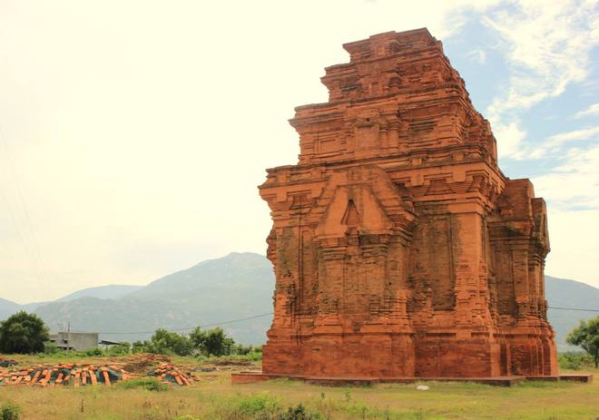 Cụm tháp chàm Hòa Lai hay còn gọi là Ba Tháp nằm cạnh quốc lộ 1 trên đường đi về tỉnh Khánh Hòa. Khu di tích này đang được trùng tu và bảo quản để gìn giữ những nét văn hóa đặc trưng của Ninh Thuận.